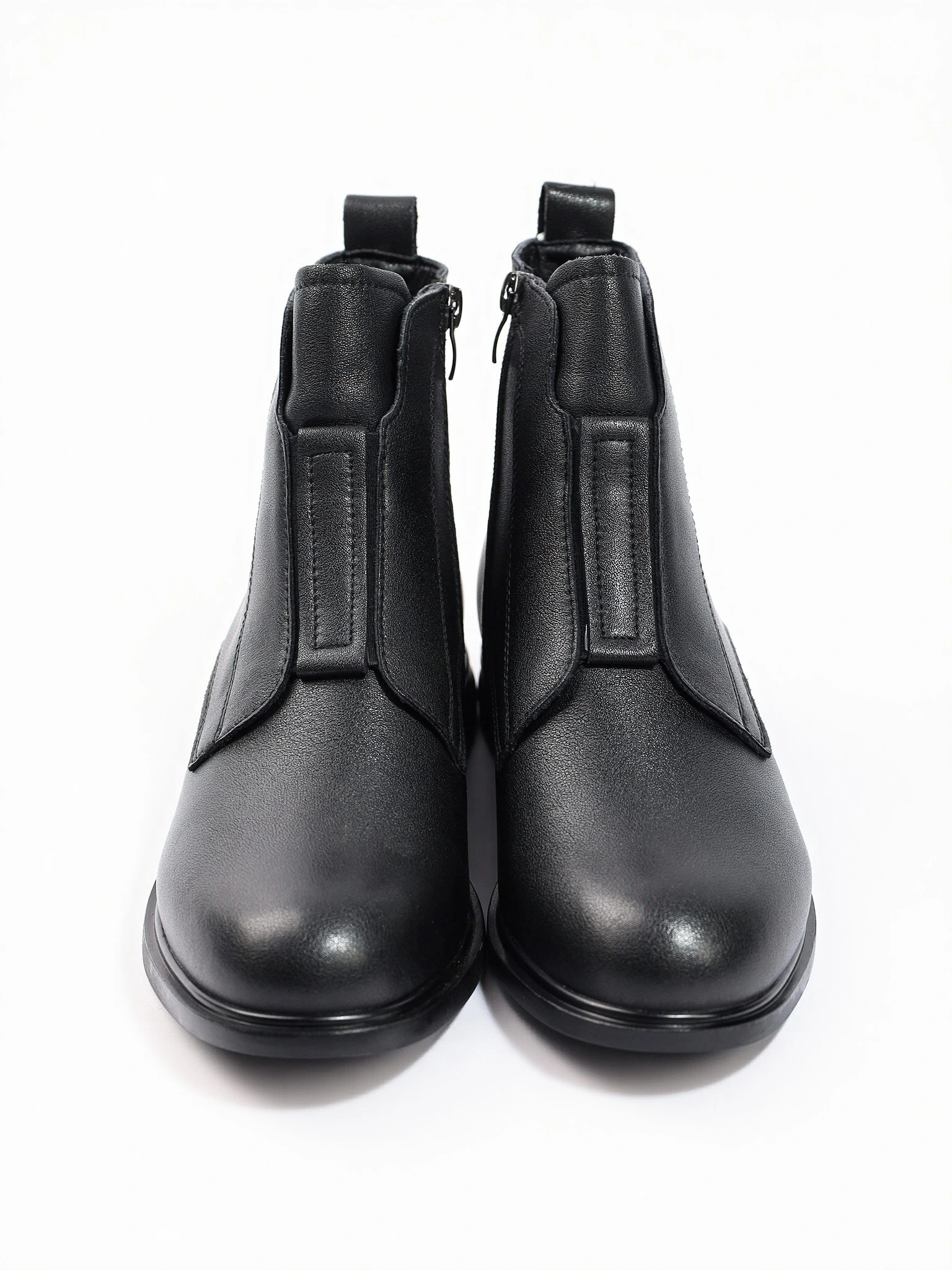 Ботинки черного цвета с эластичной вставкой спереди